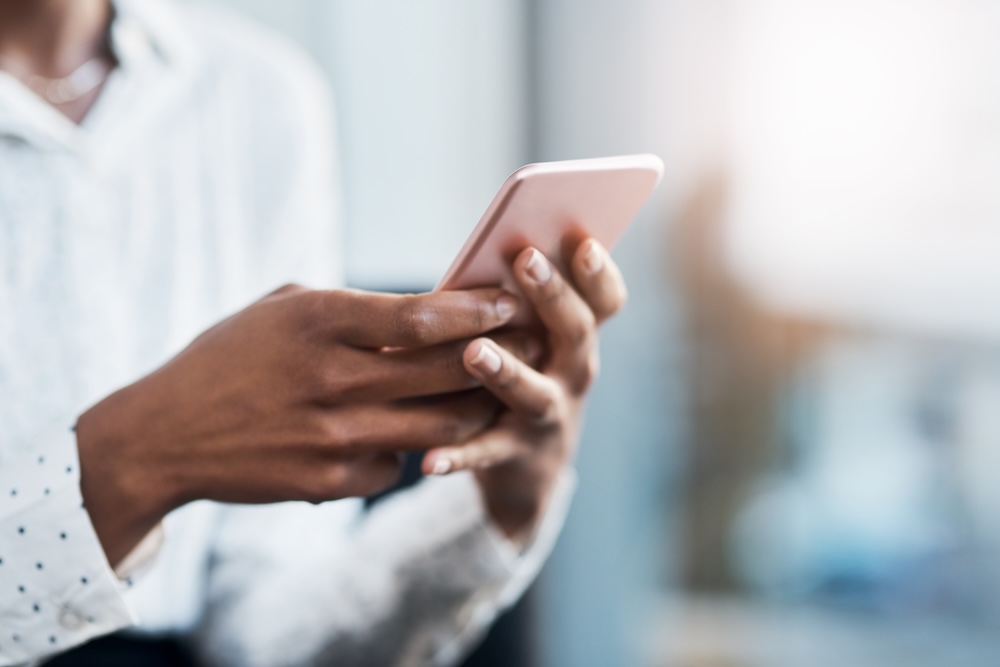 Frau mit einem Telefon in der Hand